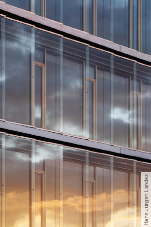 Holz-Pfosten-/Riegelfassade mit geschupptem Glasvorhang