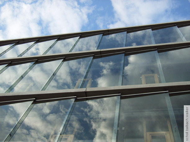 geschuppter Glasvorhang der zweischaligen Campusfassade